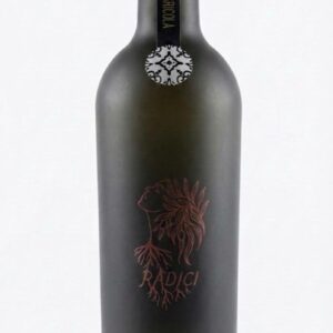 Elegante bottiglia nera di olio monocultivar Cerasuola Radici.
