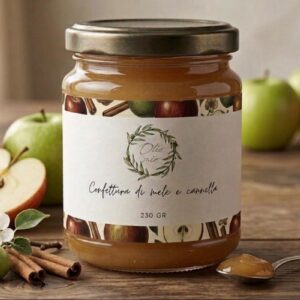 Vasetto di confettura mele e cannella spalmata su una fetta di pane tostato